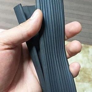 Zinapoya uchun kauchuk burchaklar