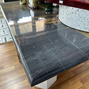 Qora tabiiy marmar cho'l manzarasi