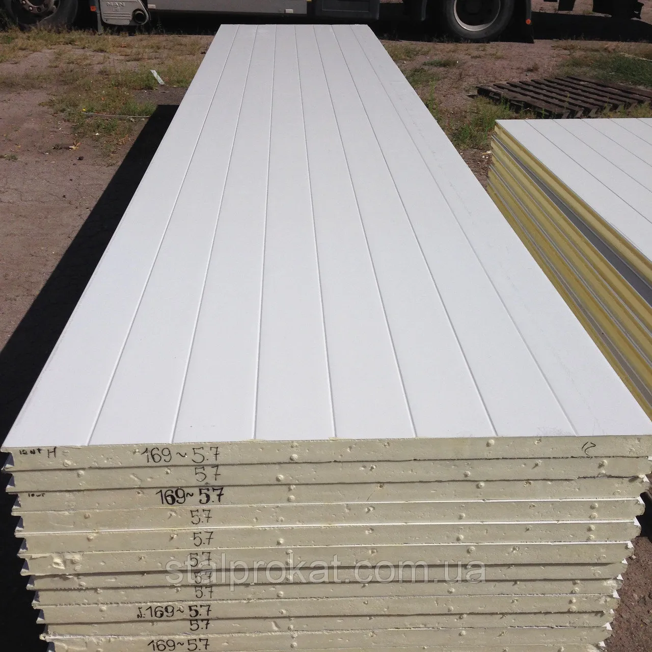 Кровельные сэндвич панели RAL 3005 -бордовые, RAL 5005 – синие,  толщина 70мм