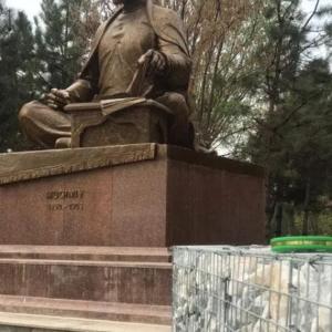 Toshlar bilan to'ldirilgan ruxlangan to'rli Gabion