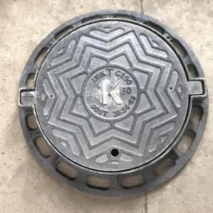 Канализационный люк над смотровым колодцем