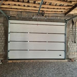 Garaj eshiklari ko'tarilmoqda.