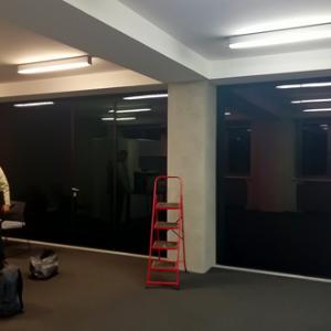 Ofis oynalarini tonirovka qilish