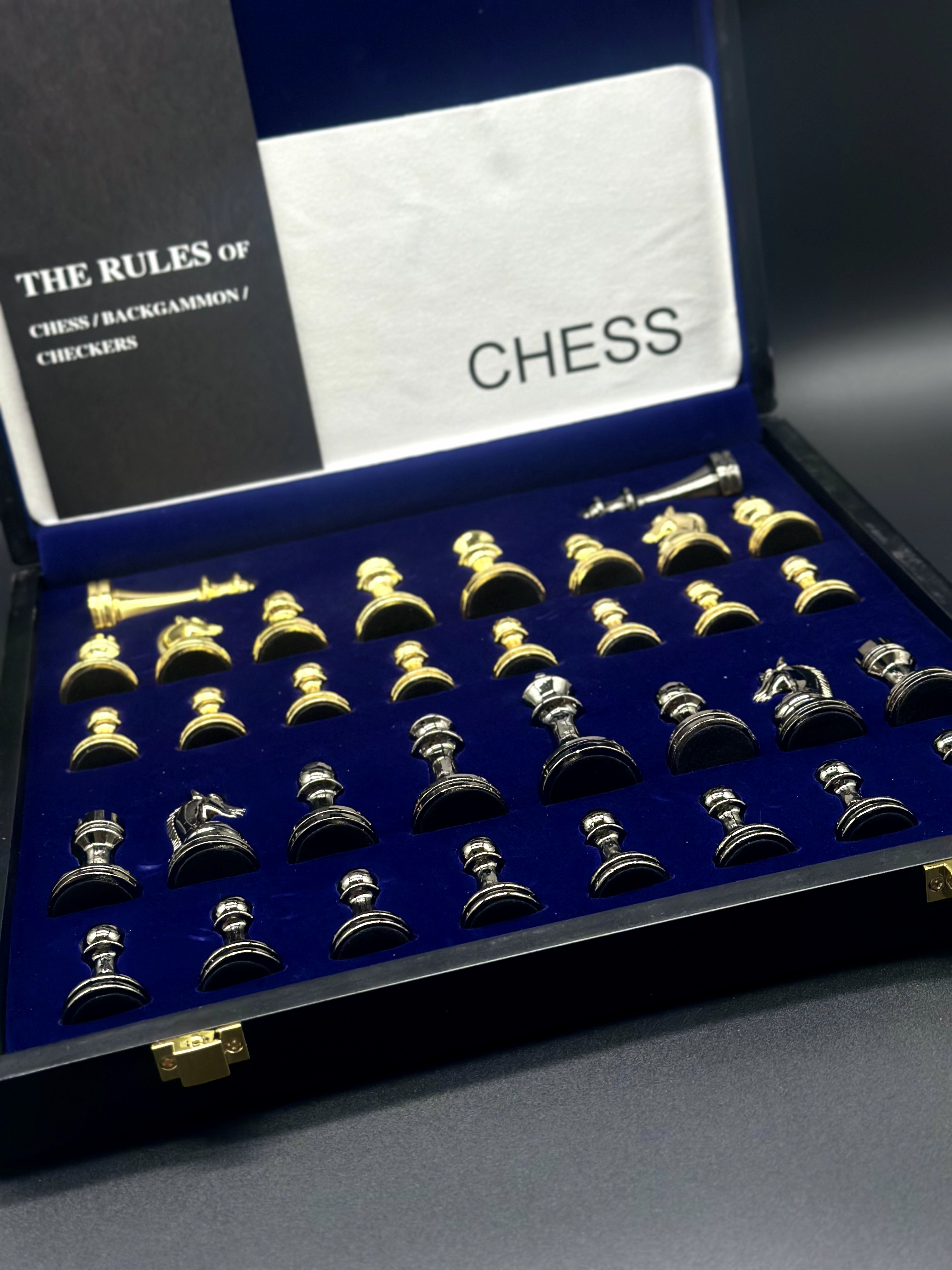 Шахматы с металлическими фигурами CHESS