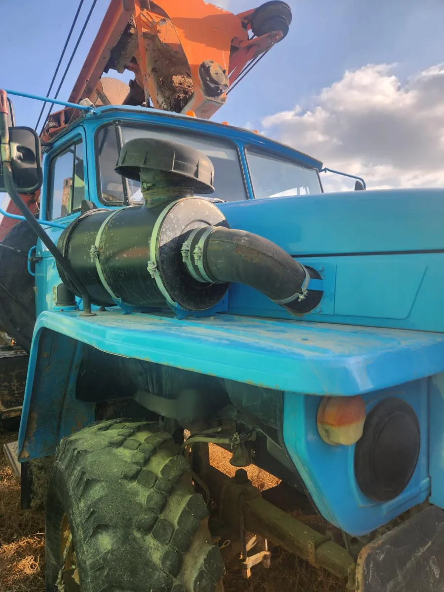 Ural 4320 asosidagi MRK 750A4 burg'ulash mashinasi