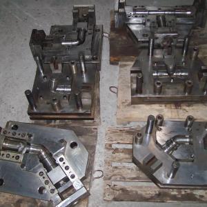 Fittinglar uchun qolipni bosing