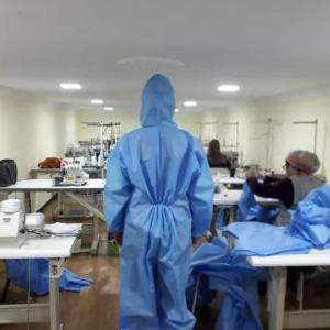 Bir martali ishlatiladigan steril kombinezon