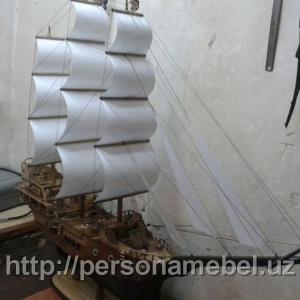 Деревянный корабль из ореха