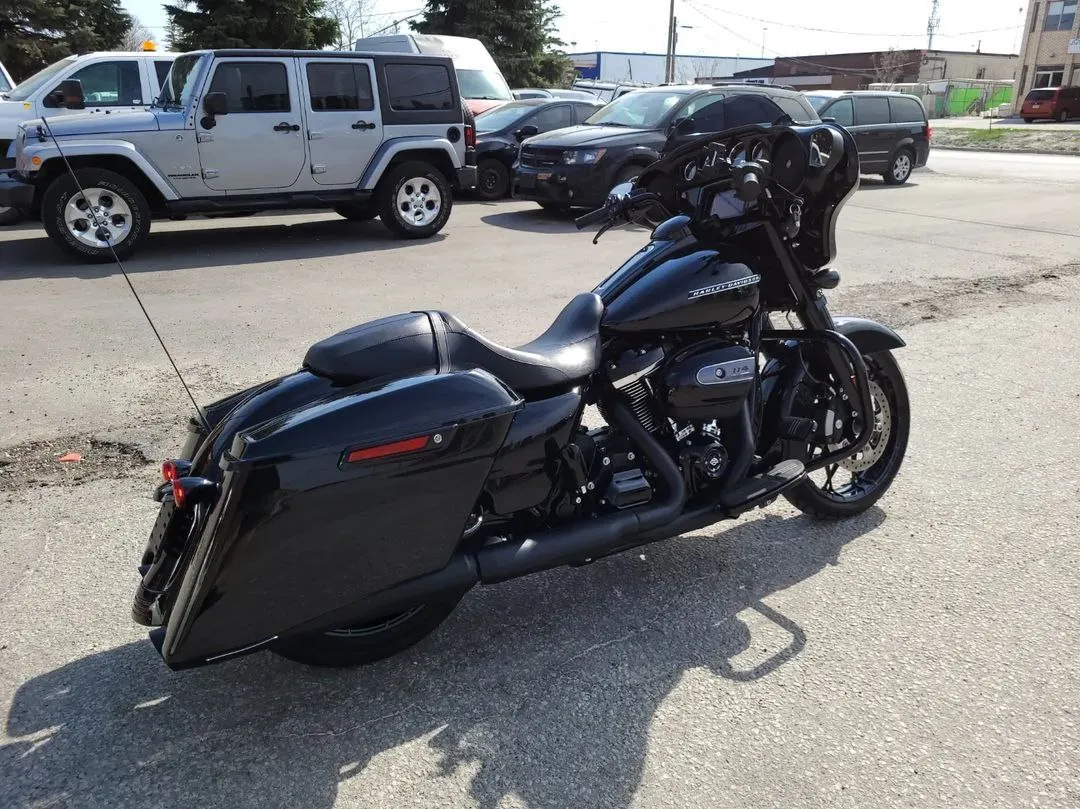 Мотоцикл Harley-Davidson Street Glide Special 114