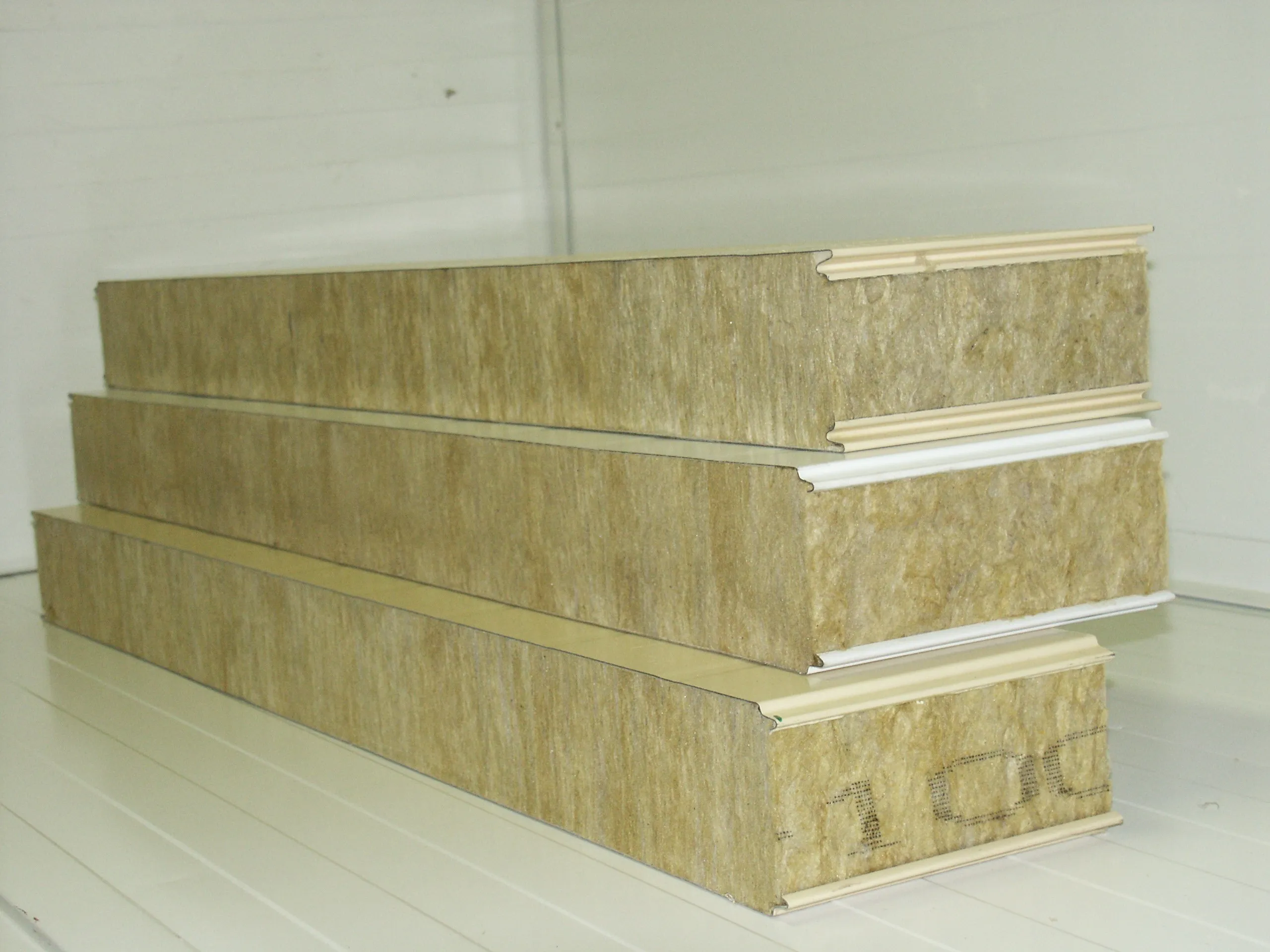 Sendvich panellari RAL1015 - bej, RAL9003 - oq, qalinligi 90 mm