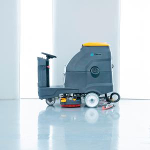 Operator o‘rindig‘iga ega pol yuvish mashinasi Clemar K80