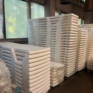 Пластиковый шезлонг