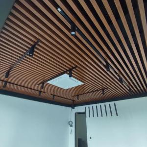 Реечные подвесные потолки