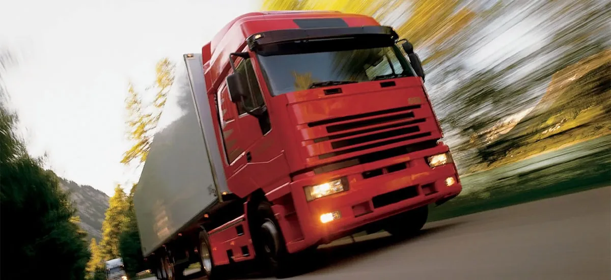 Avtomobil transportida yuk tashish