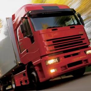 Avtomobil transportida yuk tashish