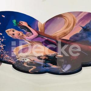 Bolalar bog'chasida cho'zilgan ship