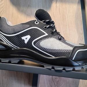 ustki qismi : vandalga qarshi teri va 100% polyester,   Astar; nafas oladigan, ko'pikli teshilgan 3D mash. 200 J gacha ta'sirigacha zarbadan himoya uchun metall oyoq qopqog'i.  Ichki patak: EVA ustra qulay patak; tag qismi quyma usulda  ikki qavatli PU/TP