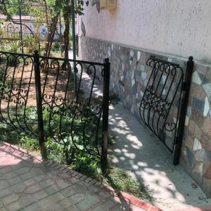 Metall tayoqlardan yasalgan bog 'to'siqlari