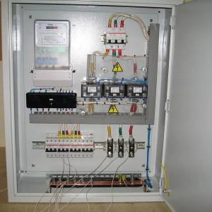 Plexo yuzasiga o'rnatilgan tarqatish platalari