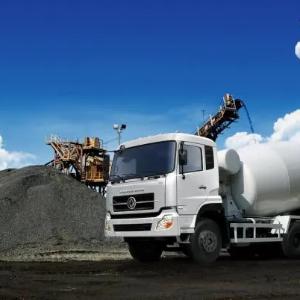 Цементовоз DONGFENG объемом 10 кубов.