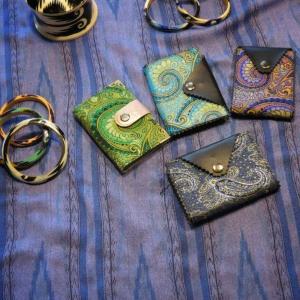 Milliy Ikat uslubidagi eksklyuziv sovg'a vizit kartalari egalari