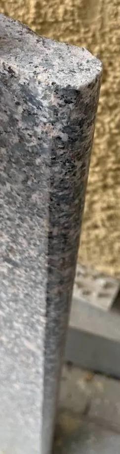 Qadam, zinapoya granit