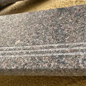 Qadam, zinapoya granit