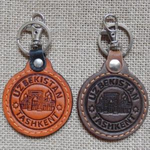 Кожаные брелки ручной работы.