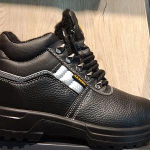 Himoya poyabzali! Model: DеLPHINе  Hajmi: 37 dan 47 gacha  tepa qismi: tabiiy teri buqa terisi qalinligi 1,8 mm.  Astar: 3D to'rli to'qima mato.  nur qaytarish  elementi  mavjud. Metall va kompozit (metall bo'lmagan) himoya qoplami 200 J gacha zarbaga bar