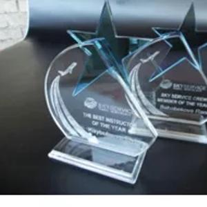 Shishadan tayyorlangan shisha mukofot haykalchalari