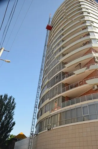 Грузовой, мачтовый подъемник Encomat IZA1500 (Испания)