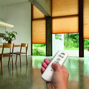 Ролло жалюзи на пульте управления