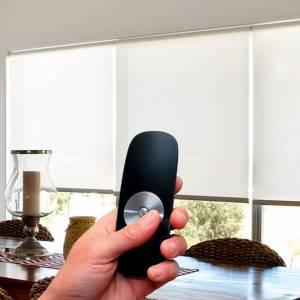 Ролло жалюзи на пульте управления